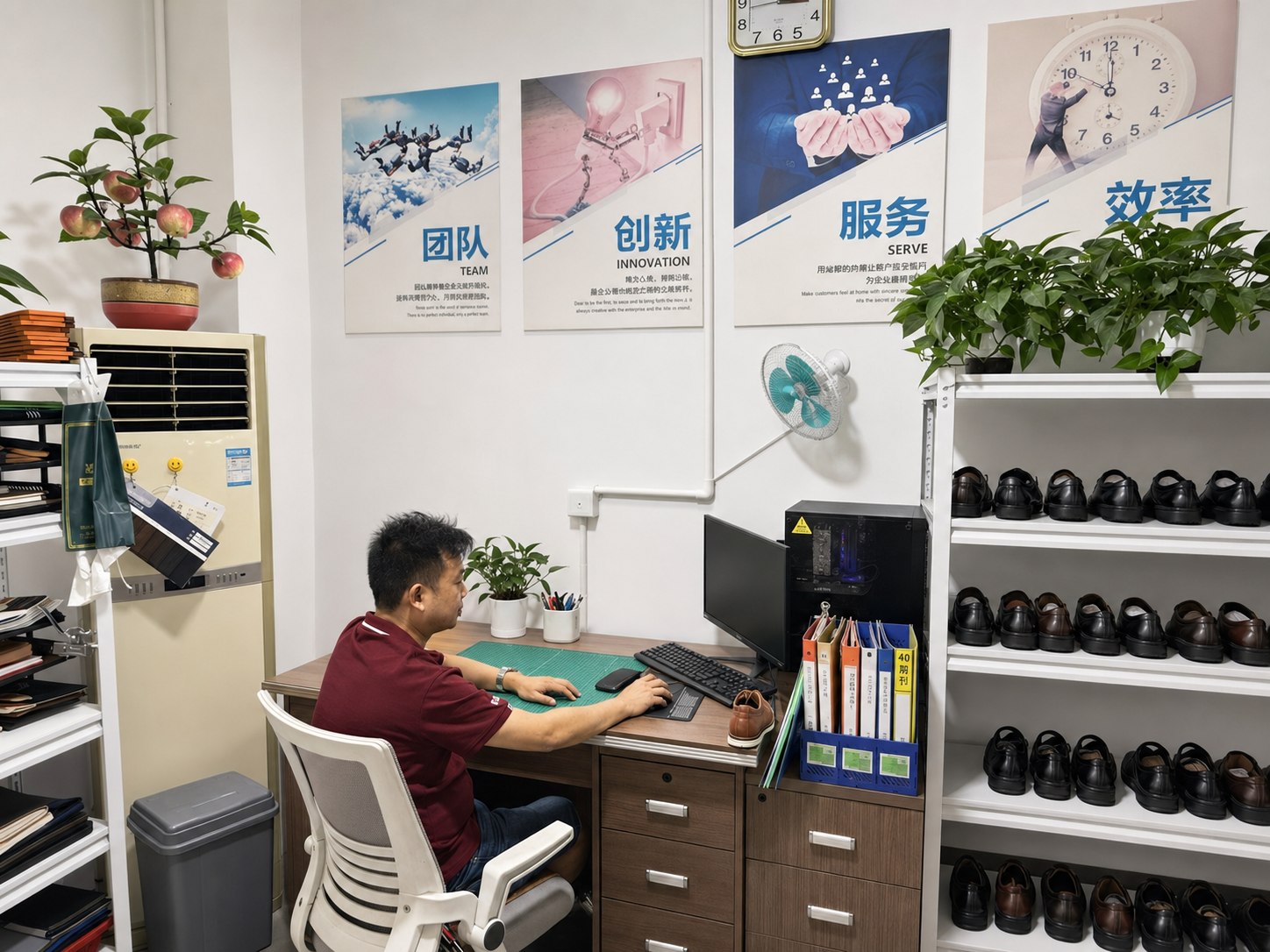 设计师在皮鞋样品陈列区进行款式设计和资料整理